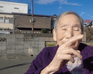 施設内での入居者の生活風景。屋外で撮影された個人のポートレート写真。
