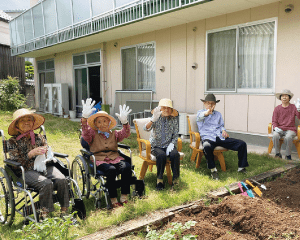施設の庭で入居者が屋外レクリエーション活動に参加している様子